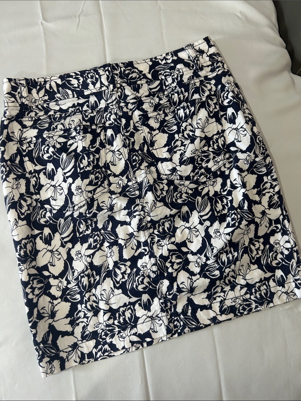 Chaps Classic Navy and White Floral Pencil Skirt Sz 4 - Picture 5 of 7